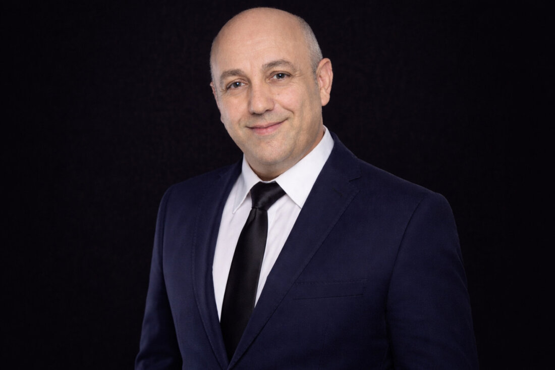 Hellsehen Emanuell Charis: Wenn sich Realität verändert, ohne dass jemand es bemerkt Es beginnt oft leise. Nicht mit einem großen Ereignis, nicht mit einer dramatischen Veränderung, sondern mit einem Gefühl, das sich kaum greifen lässt. Etwas verschiebt sich im Inneren eines Menschen, lange bevor es im Außen sichtbar wird. Gedanken verändern sich, Prioritäten lösen sich &hellip;