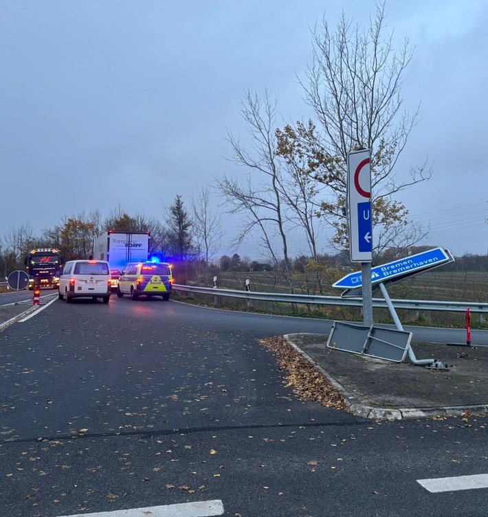 Sattelzug-Fahrer rammt Schilder: Millionen-Schaden auf der BAB27!