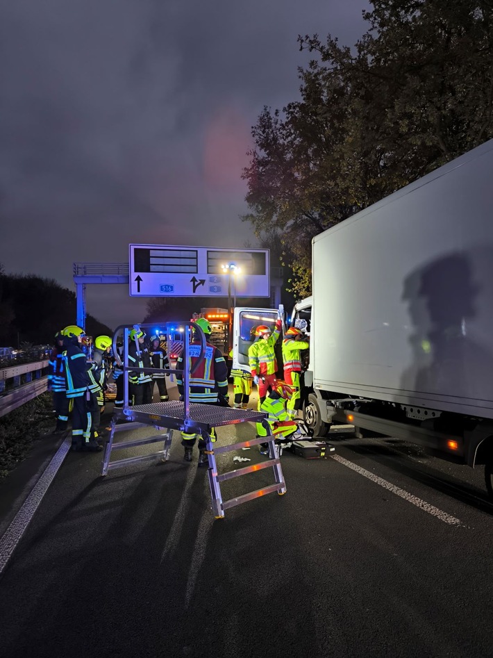 Schwerer Lkw-Unfall auf der A3: Fahrer eingeklemmt und verletzt!