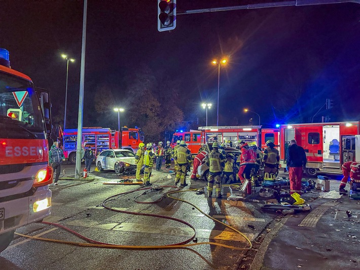 Schwerer Unfall in Essen-Überruhr: Feuerwehr befreit Verletzte mit Hebel!